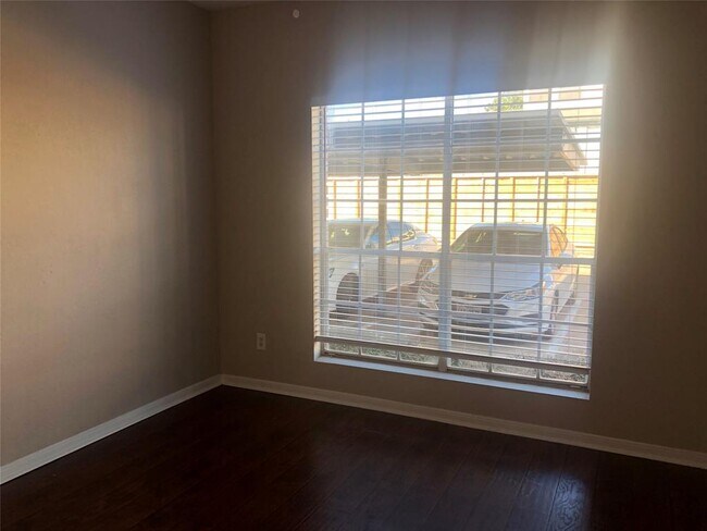 Building Photo - 2323 Fairwind Dr