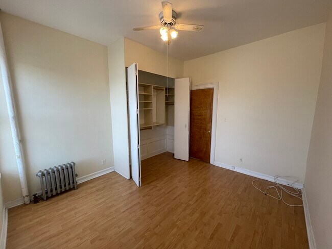 Dormitorio con organizador de armario - 98 Bristol St