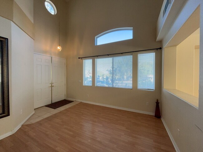 Foto del edificio - This beautiful home is situated in a south...