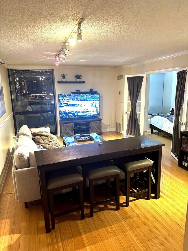 Building Photo - 1122 N Clark St