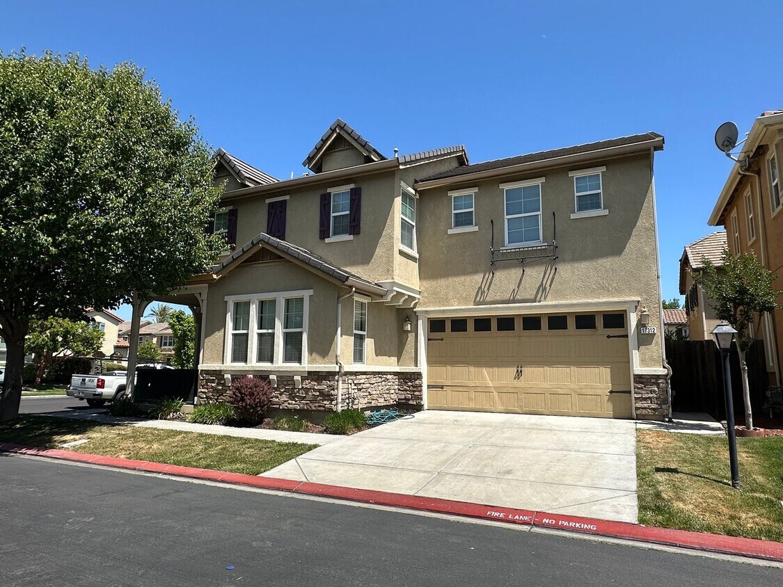 Foto principal - Lovely home with all new appliances and la...