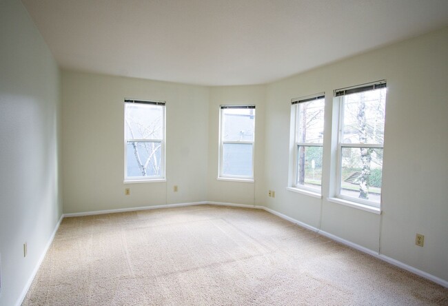 Foto del edificio - Lair Hill: Great 2 Bed 2 Bath with DW, W/D...