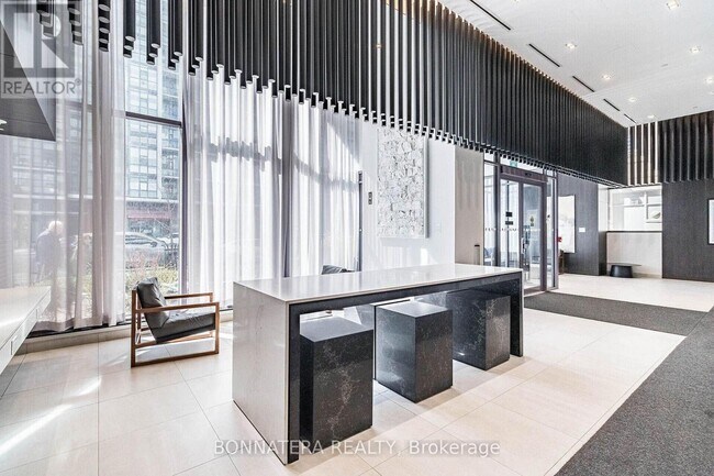 Photo du bâtiment - 4065 Confederation Pkwy