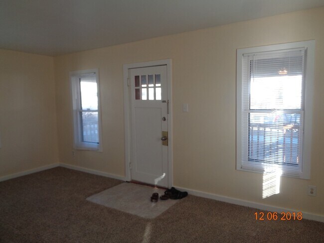 Building Photo - 2 Bedroom House with an Oversized 1 Car Ga...