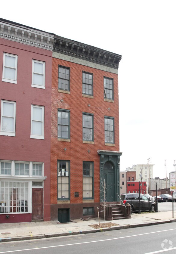 Building Photo - 915 Cathedral St
