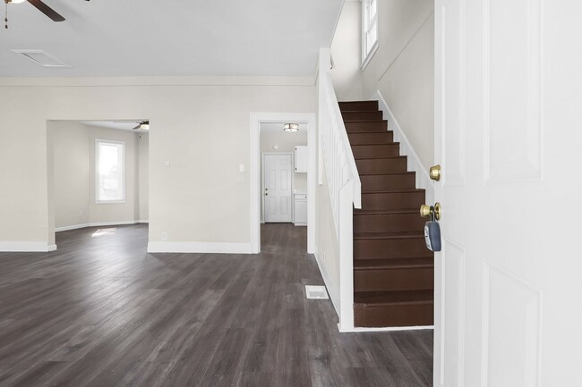 Building Photo - Updated 3 Bed Home