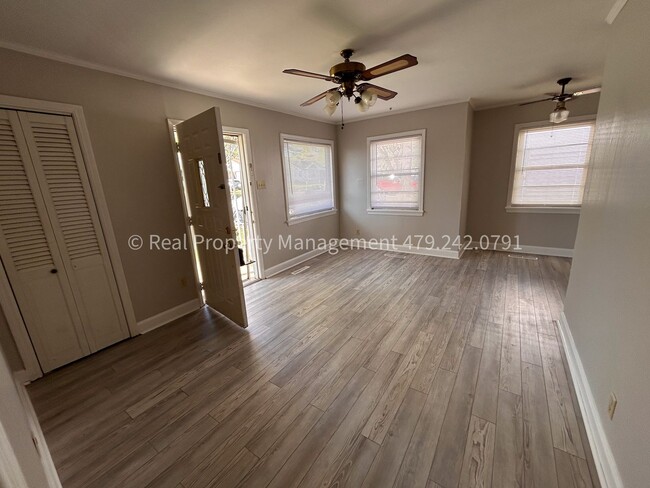 Building Photo - RENT READY! 3 Bed 2 Bath House with Detach...