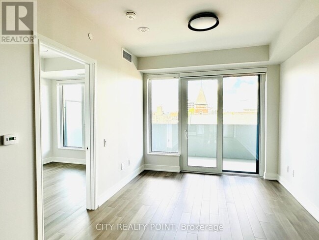 Photo du bâtiment - 2525 Bathurst St