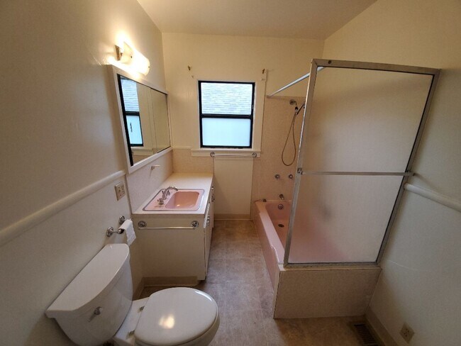 Building Photo - 2-bedroom home centrally located in Eureka!