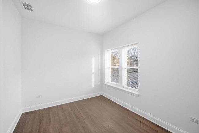 Foto del edificio - 1942 Elmwood Ave