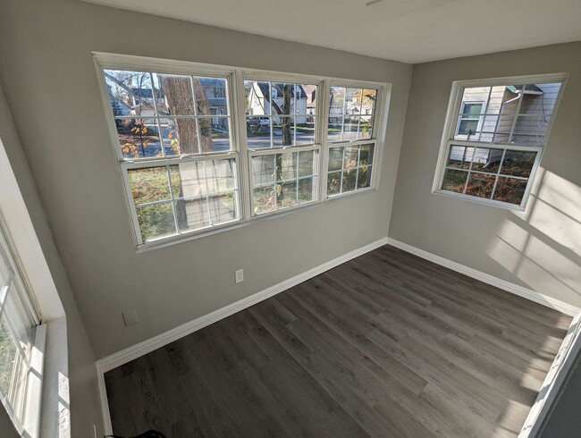 Building Photo - Charming Remodeled 2-Bedroom Home with 2-C...