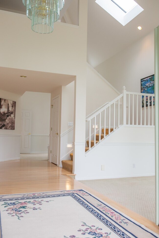 Building Photo - LUXURY 5 BED BELLEVUE HOME IN ‘THE SUMMIT’...