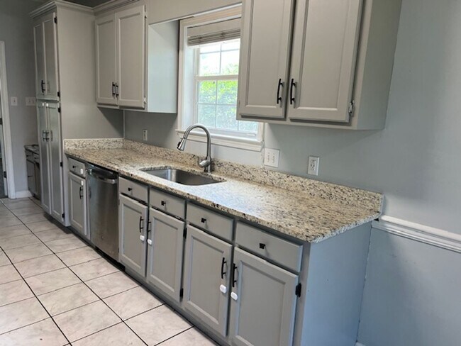 Foto del edificio - 4/2.5 located in Pinehurst subdivision