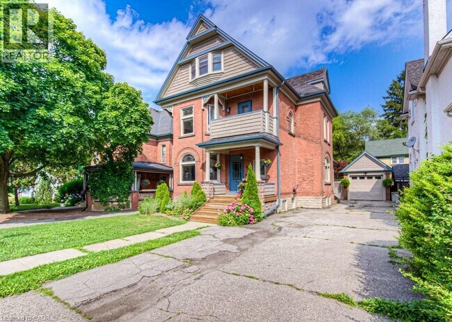 Photo du bâtiment - 350 Queen St S