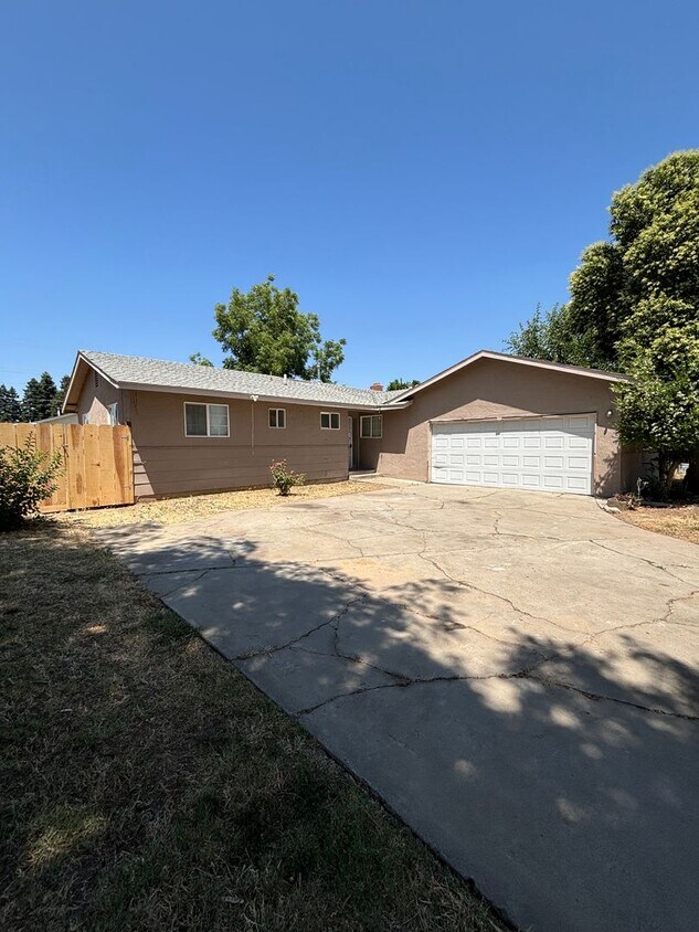 Foto principal - Spacious 3BD/2BA Home with Great Features!