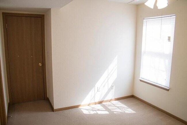 Building Photo - 4/Bed - 3/Bath