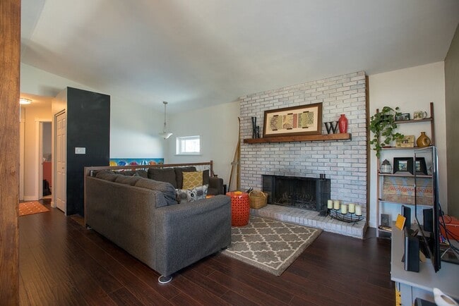 Building Photo - Charming 3-Bedroom Home on a Spacious Corn...