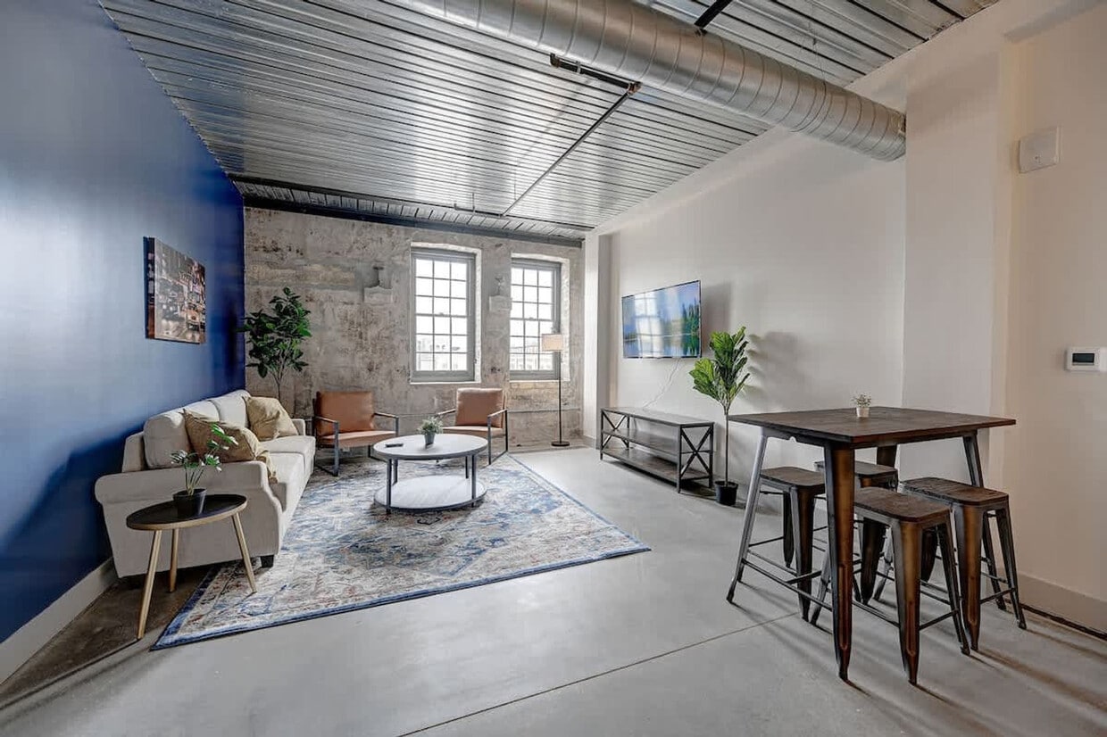 Foto principal - 1009 W Juneau Ave