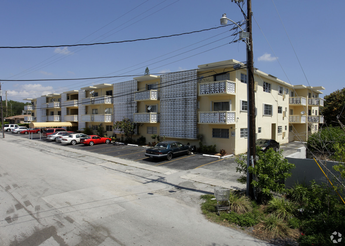Primary Photo - Venice Gardens Apartments