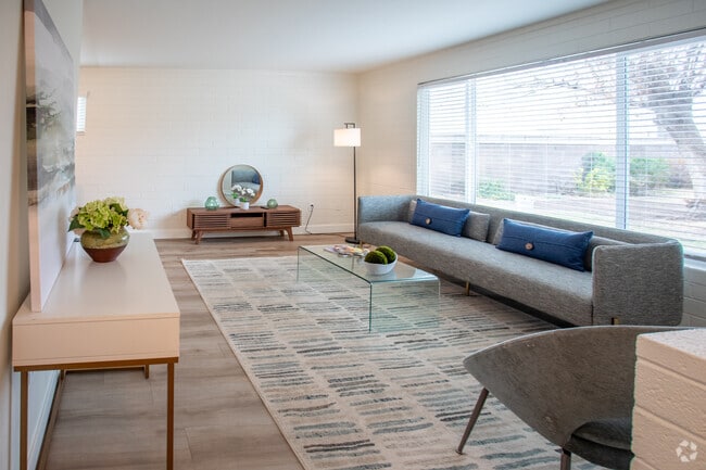 D - 2BD, 1BA - 722SF - Phoenix Manor