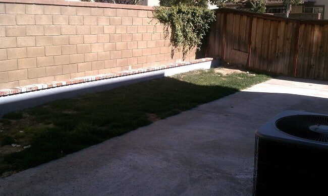 Building Photo - Nice 4 Bed 2.5 Bath home in Riverside! New Appliances! Call Today!