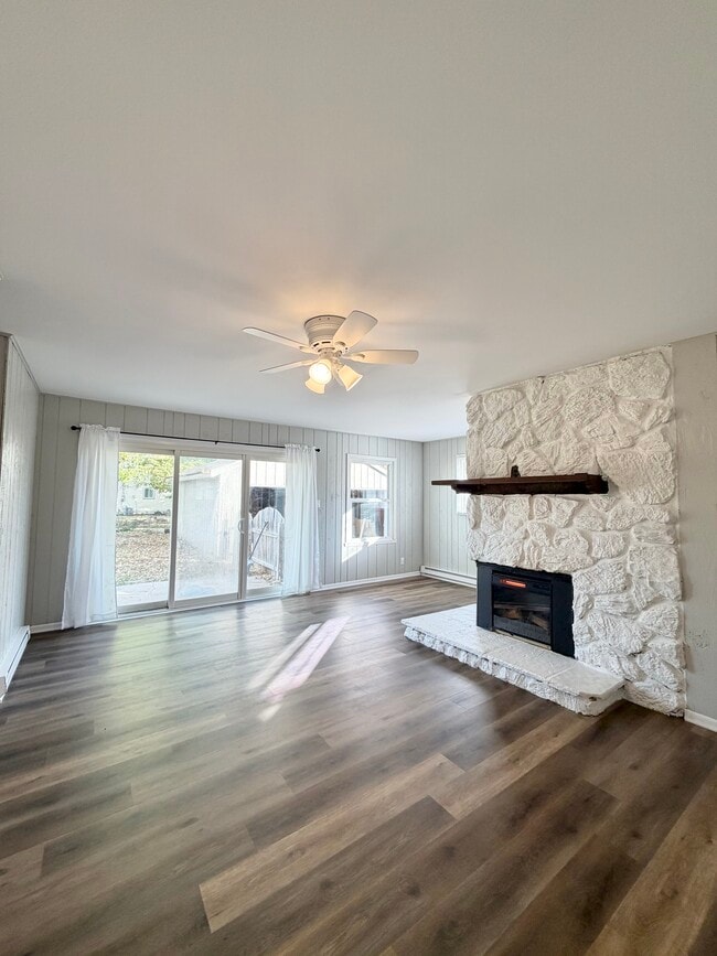 Espacio habitable trasero - Puerta corrediza al patio con patio, chimenea eléctrica - 1122 Kingsley Dr