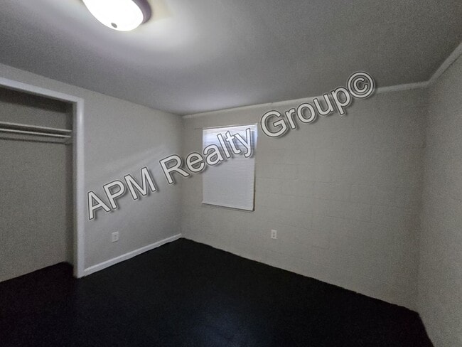 Foto del edificio - Updated two bedroom - Harden St.