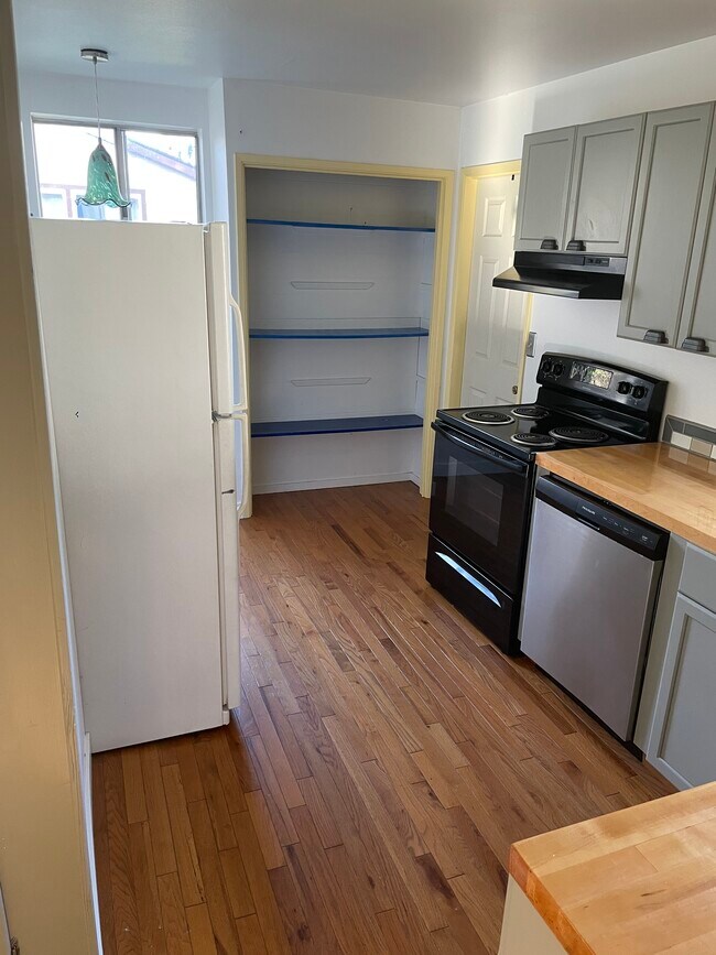 Kitchen and pantry - 2816 SE 133rd Ave