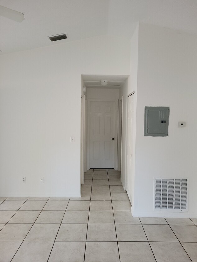 Pasillo a los dormitorios y al baño - 706 NE 27th St