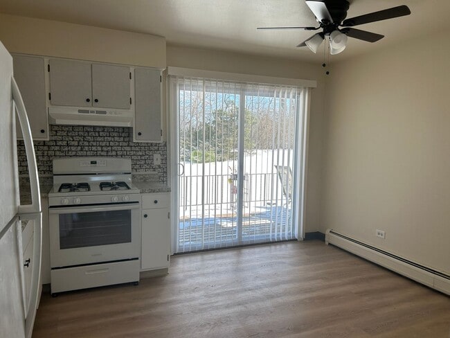 Building Photo - Royal