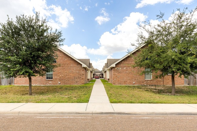 Building Photo - Summerwinds Apartment Homes