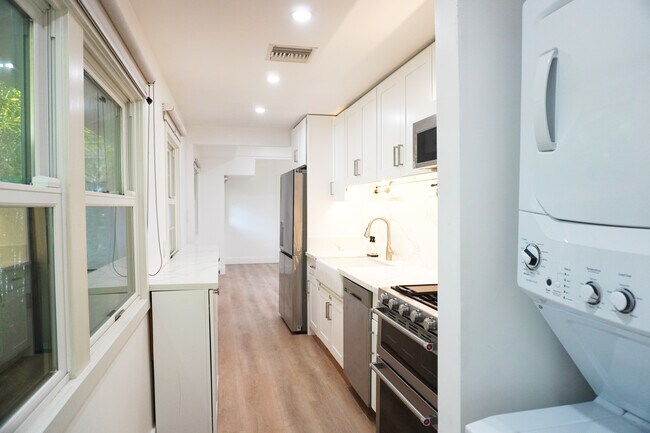 Cocina - 1120 S Barrington Ave