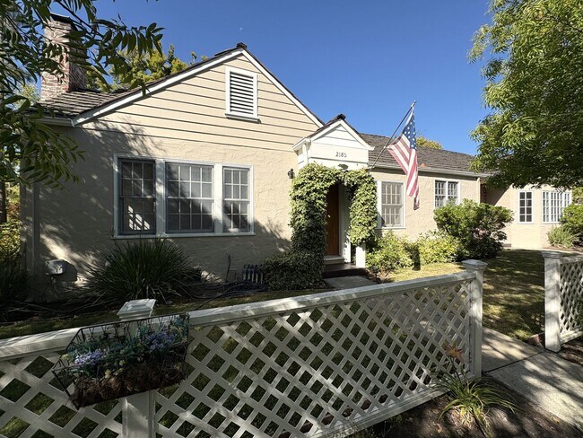 Foto del edificio - Charming Updated 4BR Home on Prime Corner ...