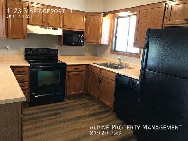Building Photo - Spacious End Unit 2 Bed/1 Bath Townhome!