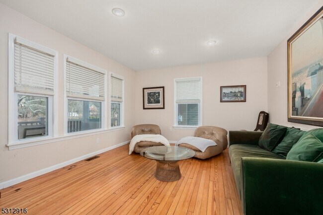 Foto del edificio - 9 Raritan River Rd