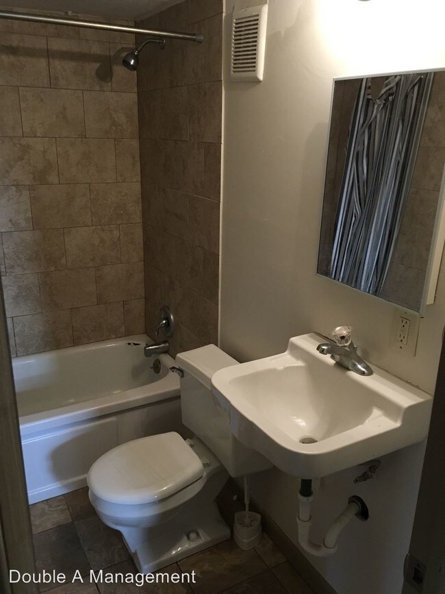 Building Photo - 405 W Plum St