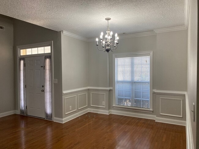 Building Photo - Beautiful 4 bedroom, 2.5 bathroom home In ...