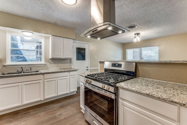 Photo - Spacious 3/2 with fenced yard, laundry room, and 2 car garage House