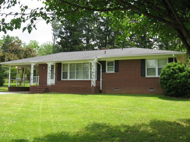 Foto del edificio - 307 Oak Grove Rd