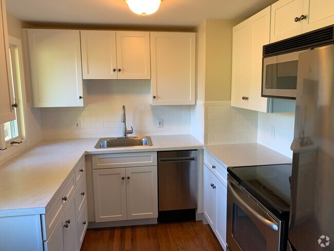 Building Photo - 16 Saran Ave
