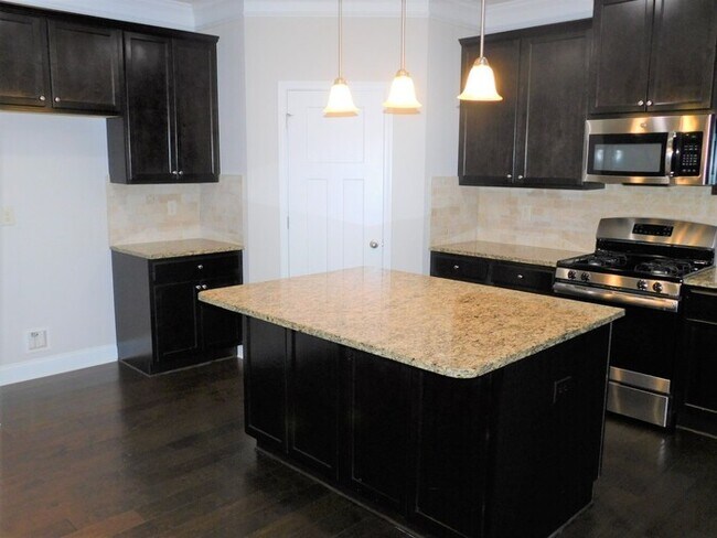 Building Photo - So much sq. ft.! 5 bedrooms 3 baths - Bedr...