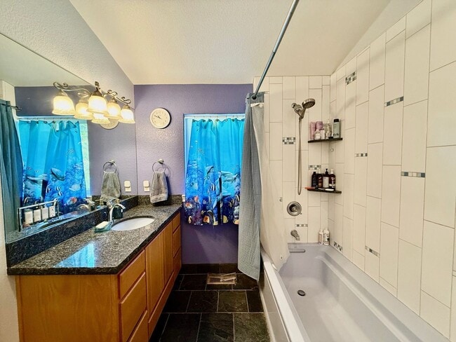 Building Photo - Furnished home in a quiet neighborhood