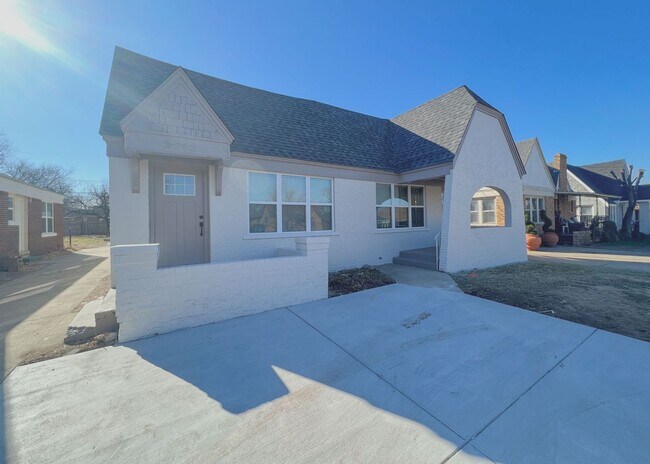 Foto del edificio - $500 OFF FIRST MONTHS RENT! Charming Duplex on 21st St.