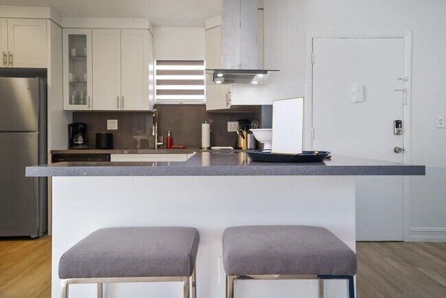 Foto del edificio - Blue Door Duplex- Cozy, Renovated, Parking