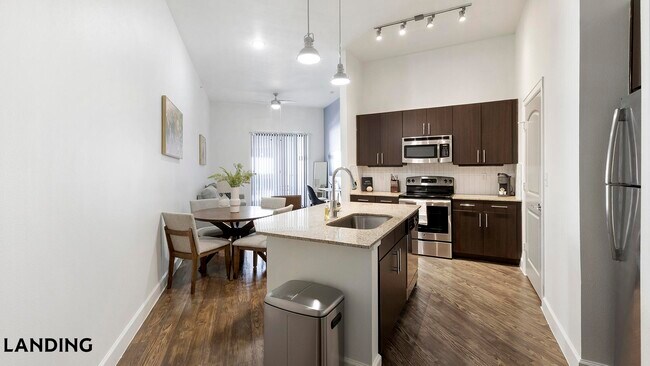 Foto del edificio - 5275 Town and Country Blvd