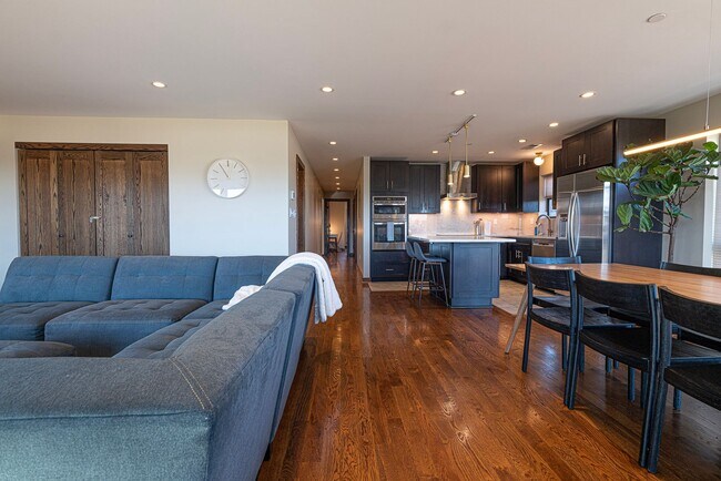 Building Photo - 4 bed / 4.5 bath flat in South Plaza overlooking UMKC and Brookside Blvd