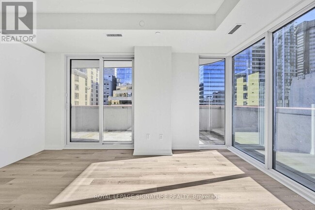 Building Photo - 280 Dundas St W