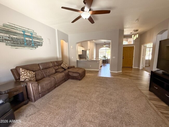 Foto del edificio - 235 E Smoke Tree Rd