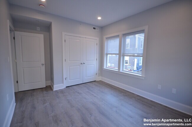 Building Photo - 128 Kenrick St