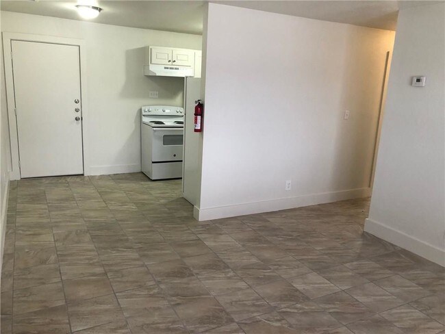 Building Photo - 305 S San Patricio St